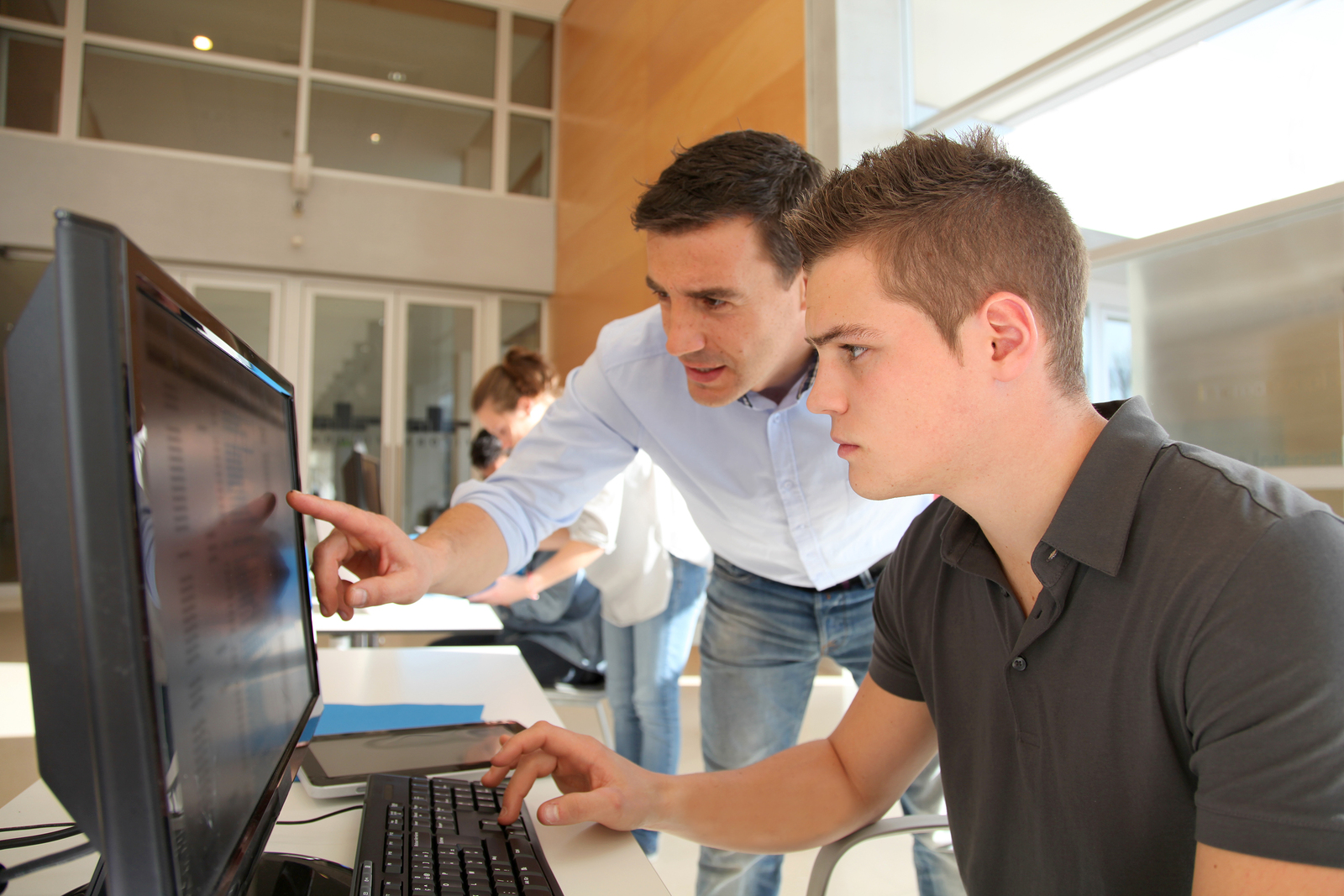 Working forum. Человек за компьютером. Студент с компьютером. Компьютер и человек. Стажер в компании.